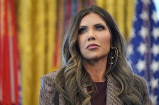 טראמפ הדיח את השרה לביטחון המולדת - שהפכה לסמל מדיניות ההגירה שלו