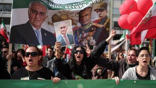 אלף סדקים בחומה