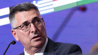 השגרירויות הישראליות בעולם נותרו סגורות, סער ביקש לבחון פתיחה מחדש