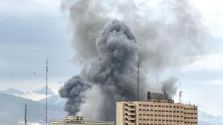 עייפים, שחוקים ובמצב הישרדותי: בישראל מייחסים "יצר התאבדותי" לשלטון באיראן