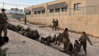 שוכבים צמוד לגדר - או מסתתרים במבנים קלים: העדויות על פערי המיגון בצה"ל