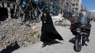 באיראן חגגו את חיסול חמינאי - ומבוהלים מהמלחמה: "חיים בין תקווה לפחד, תצילו אותנו"