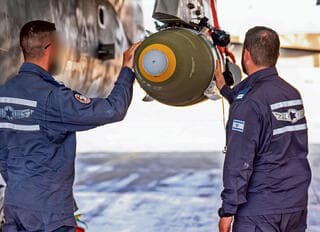 ניצחון טכני: כך מתחזקים מטוס בן 40 שצריך שוב ושוב לעבור אלפי קילומטרים עם עשר טונות חימוש