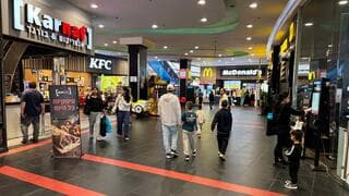 המלחמה עוד כאן, אבל מרכזי הקניות מלאים: "רוצים אוויר. אנחנו כבר מתורגלים"